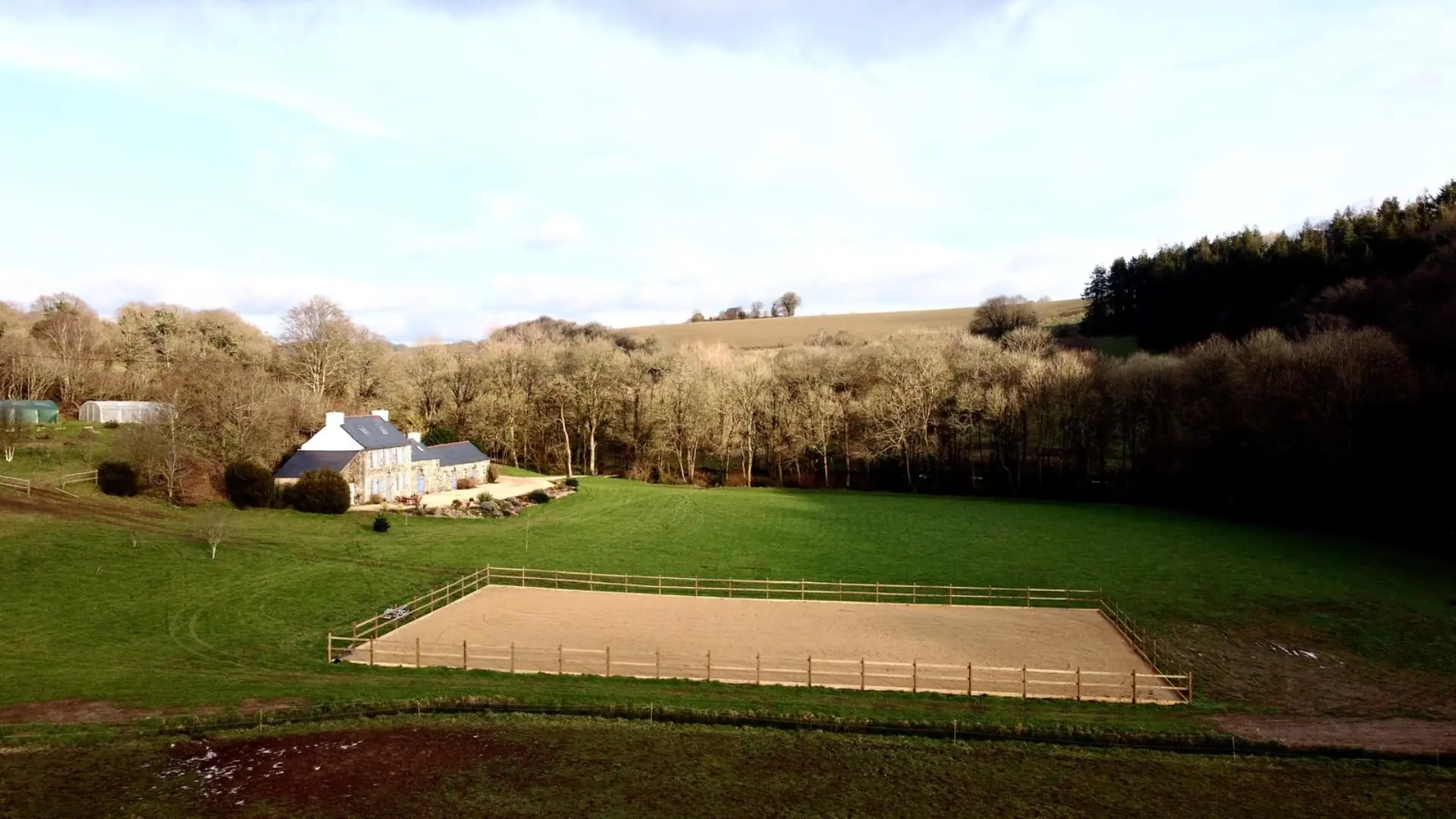 Vue aérienne de la carrière et des collines boisées